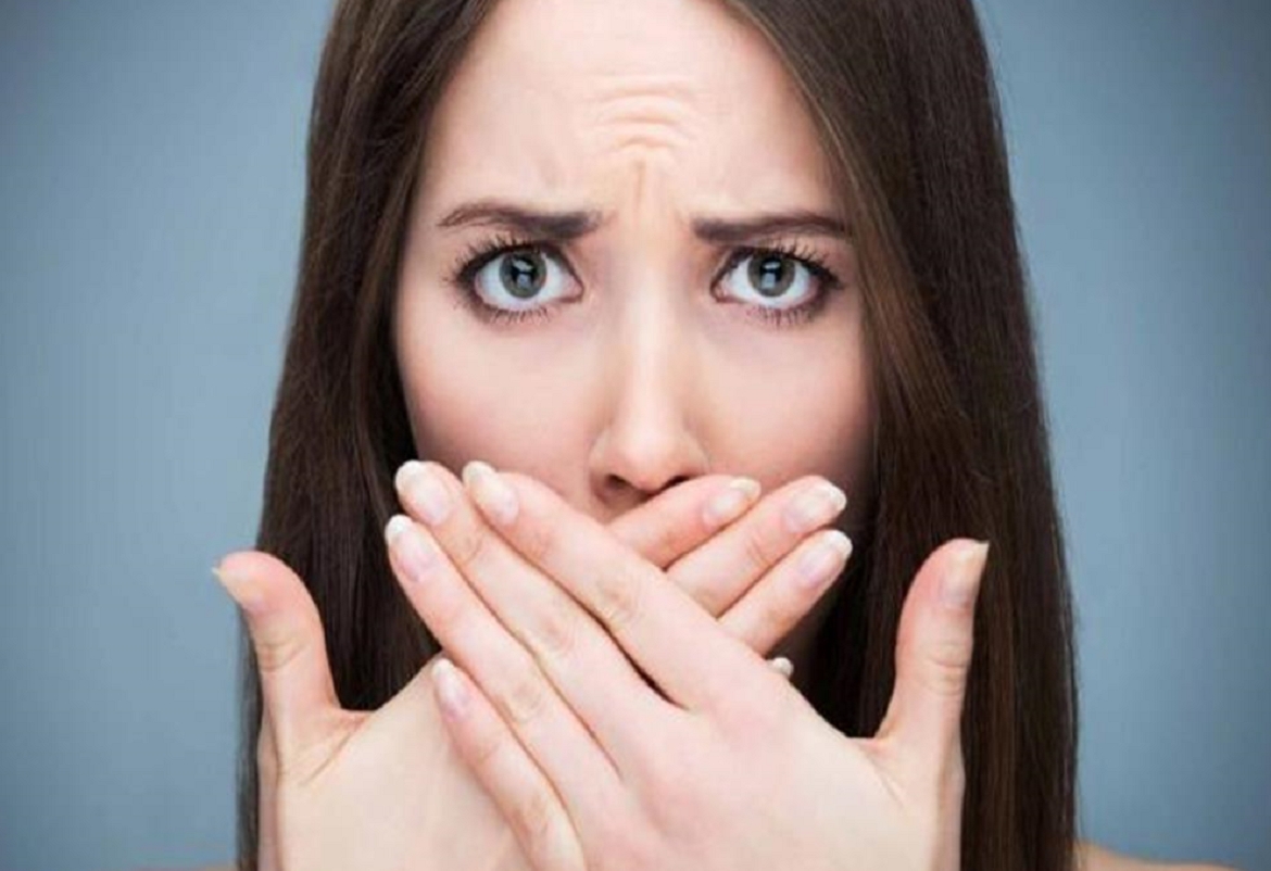 أسباب رائحة الفم الكريهة