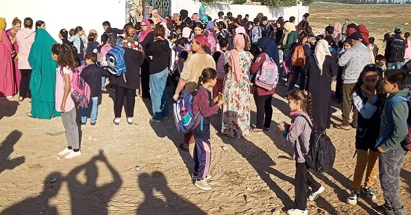 الأولياء غاضبون و يغلقون مدرسة دوار اللوز سليمان بسبب غياب الإطار التربوي