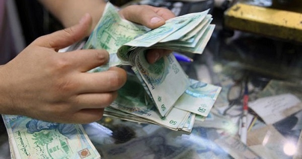 متقاعدون يحتجون لعدم صرف جراياتهم