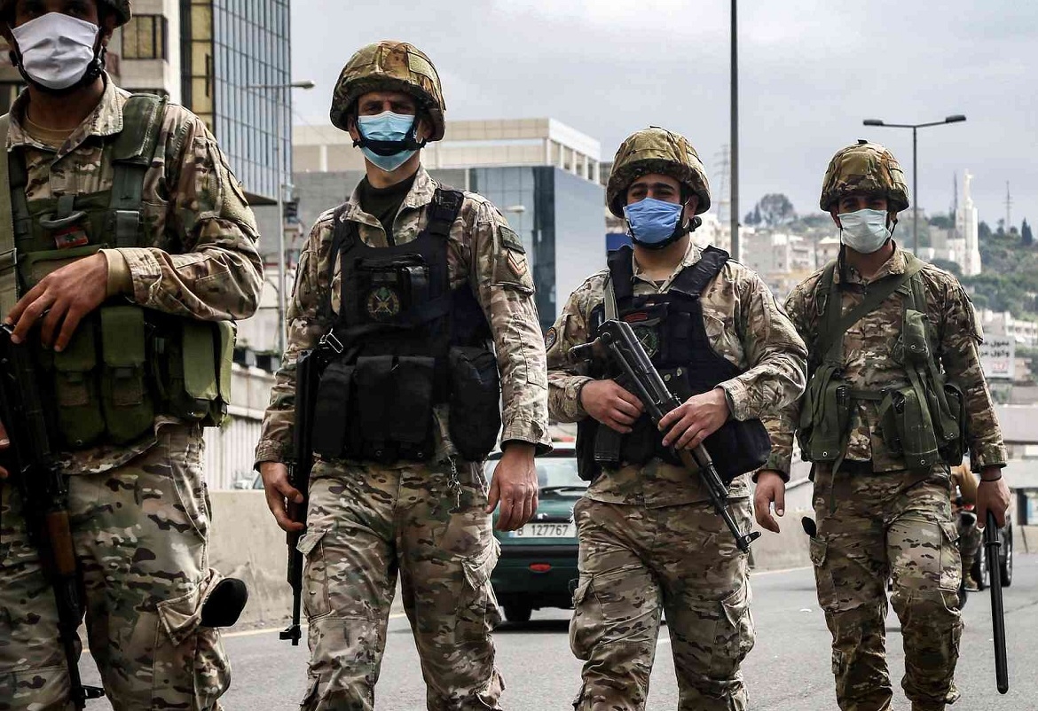 الجيش اللبناني يعلن إطلاق النار باتجاه أي مسلح ويطلب إخلاء الشوارع