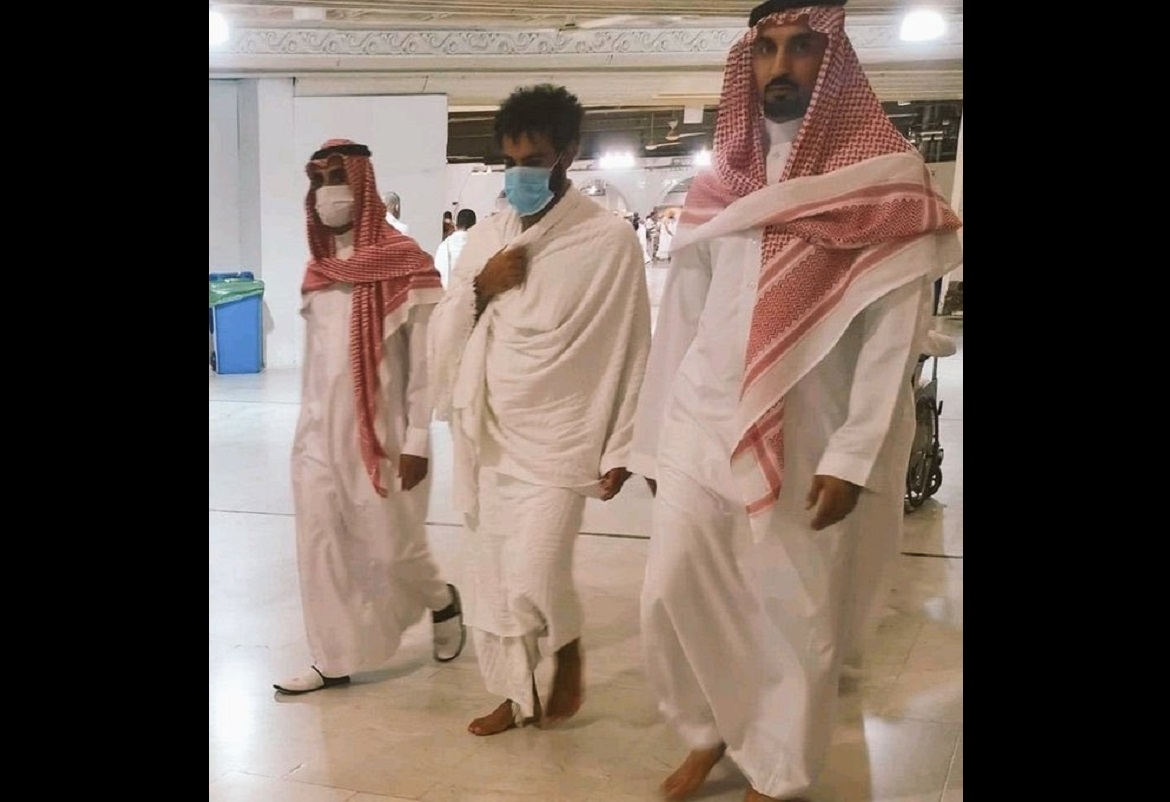 محمد صلاح يؤدي مناسك العمرة