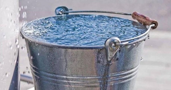 نزلاء فندق فخم يستحمّون بالدلو