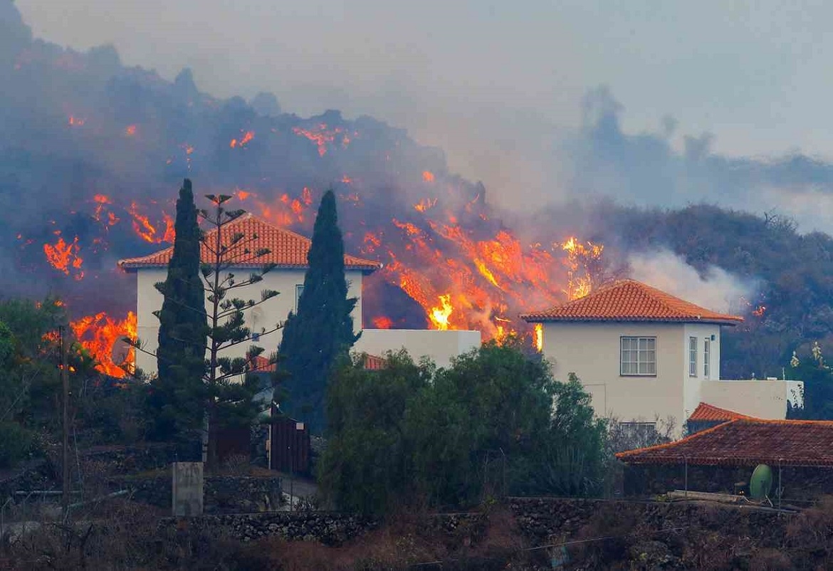 بركان ثائر يدمر منازل آلاف الإسبانيين في جزيرة لا بالما
