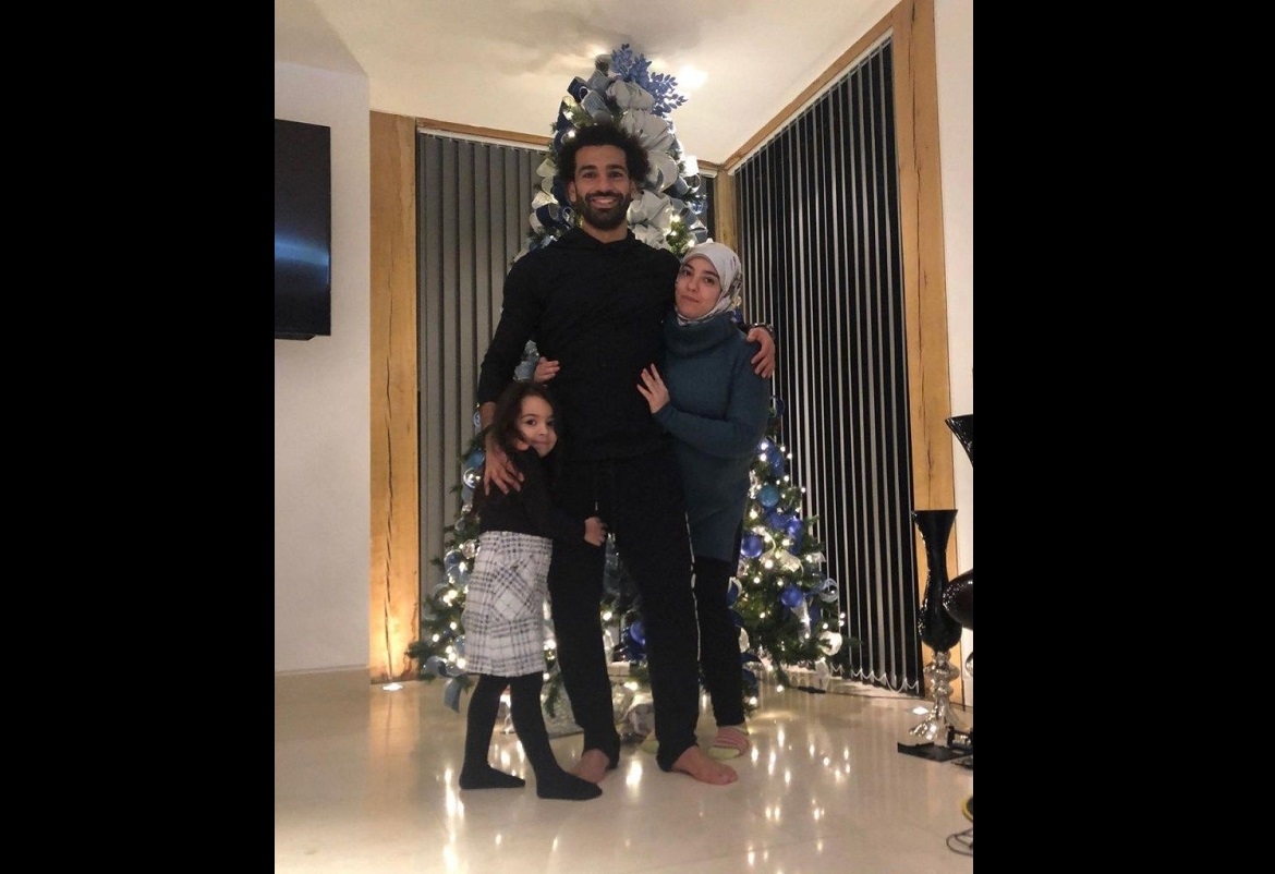 محمد صلاح يحتضن زوجته في صورة مثيرة لأول مرة