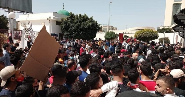 توافد غفير لجماهير الأفريقي على تذاكر مباراة نصف نهائي الكأس