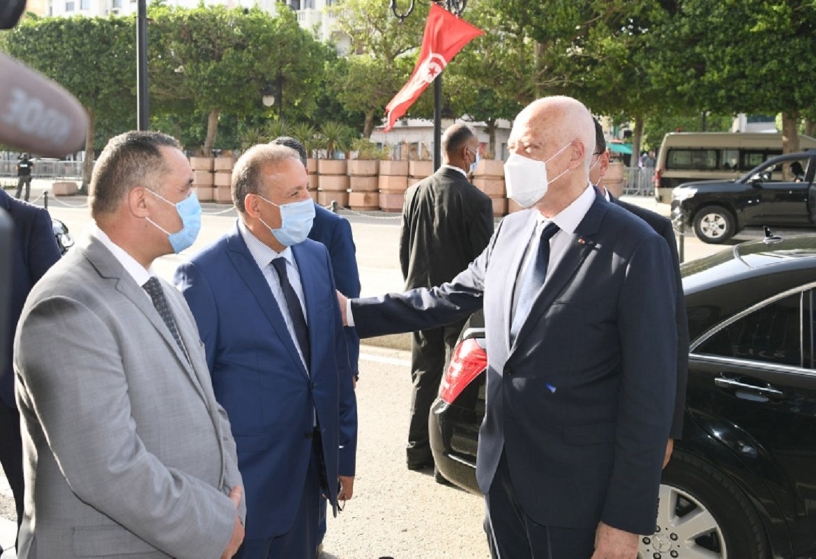 الرئيس التونسي يبدأ بتفكيك سيطرة النهضة على الإدارة