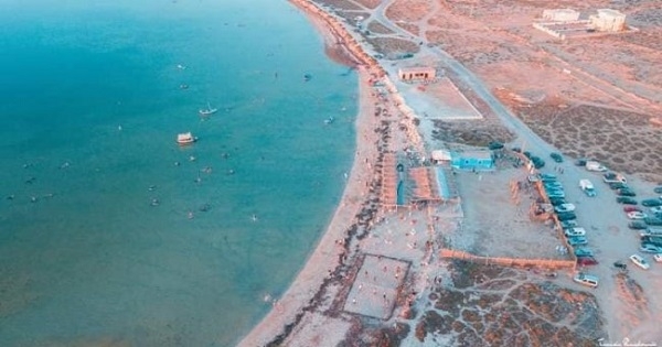 قرفنة : مياه البحر تغمر المنازل.... و أهالي القراطن يطلقون صيحة فزع
