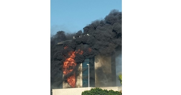 بالصور : حريق هائل بالمقرّ الرئيسي لبنك الزيتونة بالكرم