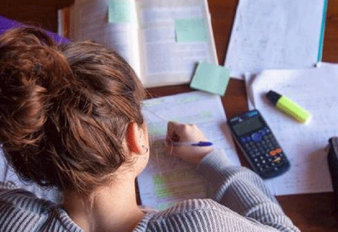 دراسة بريطانية: زيادة عدد ساعات الدراسة لا تؤدي إلى نتائج أفضل