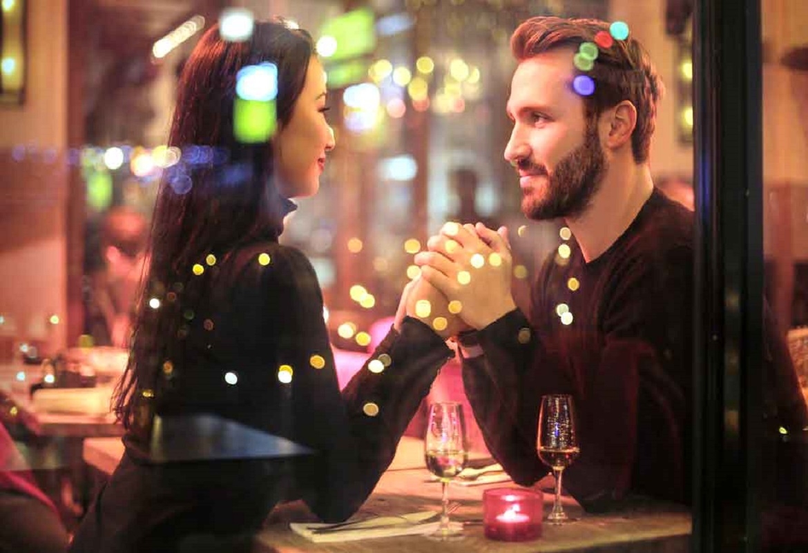 الضجر في العمل يدفعك إلى مغازلة زميلاتك
