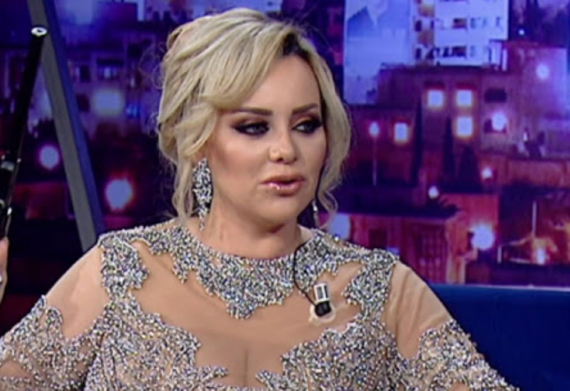 بالفيديو: الفنانة منال عمارة توجه نداء الى رئيس بلدية المرسى على اثر سقوط شجرة على سيارتها