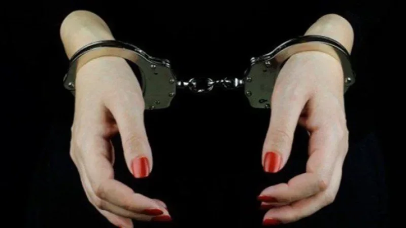 عادت من السجن لتروّع الشباب: فتاة تخدر الرجال وتسرقهم بعد تصويرهم في أوضاع مخلة