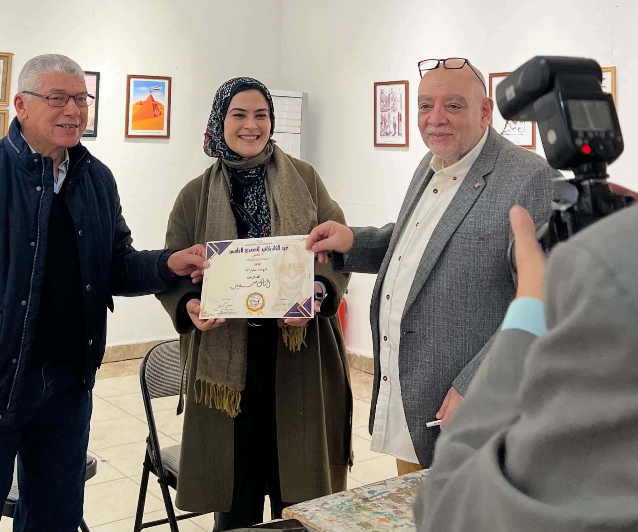 في رحاب «مختار» وبتوقيع «رخا».. أمل سمير تتربَّع على عرش الكاريكاتير المصريِّ لعام 2025