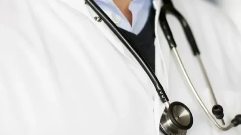 أسباب هجرة الأطباء بالأرقام: ديون بـ3585 مليار مليم وظروف عمل منهكة