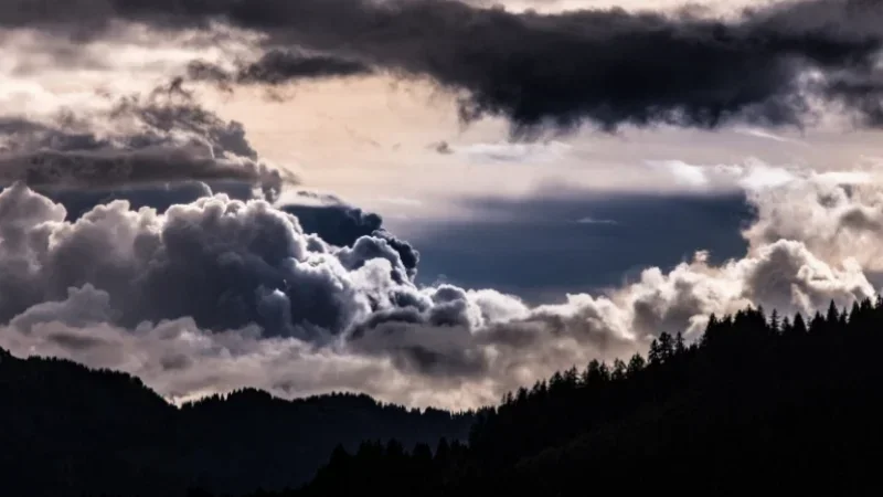 رياح عاتية تُغلق الأقسام: تعليق الدروس بطبرقة وعين دراهم وحالة تأهّب قصوى بجندوبة