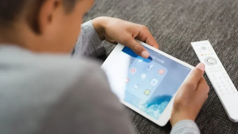 الطفولة في مواجهة الشاشات: دعوة عاجلة لمنع السوشيال ميديا قبل سنّ 15 في تونس