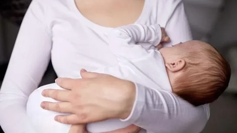 مناعة الأطفال تبدأ قبل الولادة… وحليب الأم والسلوك الغذائي الطبيعي سلاحهم الأقوى