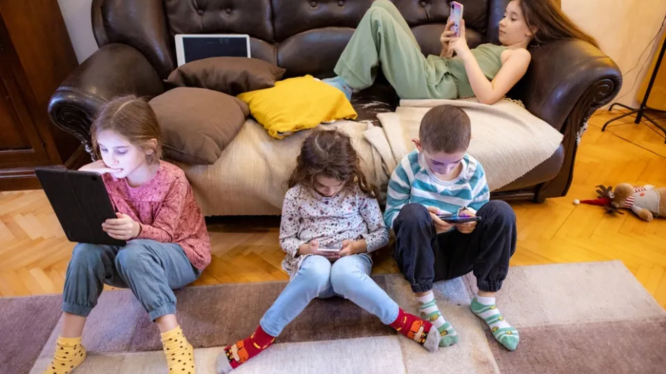 الطفولة في مواجهة الشاشات: دعوة عاجلة لمنع السوشيال ميديا قبل سنّ 15 في تونس
