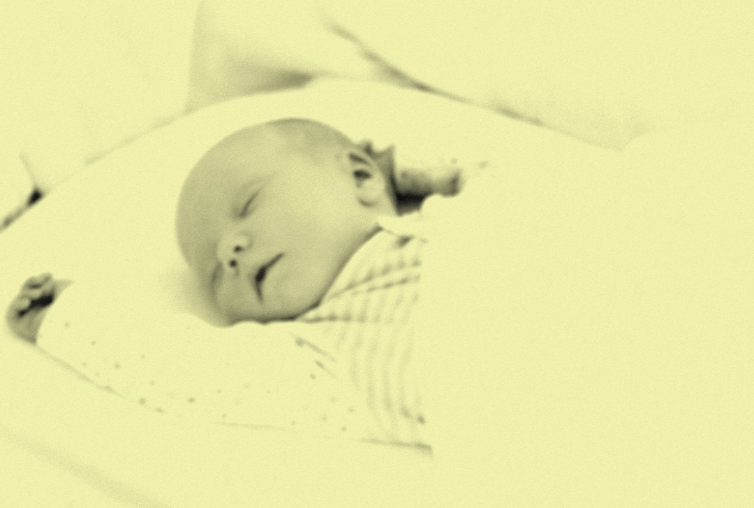 رضيع يموت على أبواب المستشفى… «دفتر العلاج» يتحوّل إلى حكم إعدام في دوّار هيشر