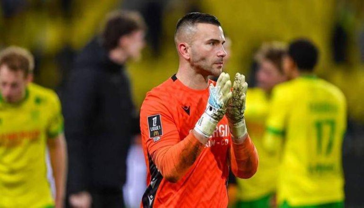 لقطة إنسانية في الدوري الفرنسي… حارس نانت “يتمارض” لمنح زملائه الصائمين فرصة الإفطار