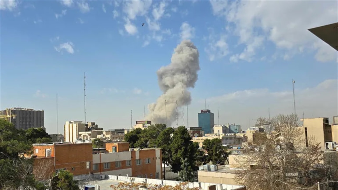 انفجارات تهزّ طهران ومدناً إيرانية… استهداف مباشر لمراكز القرار السياسي والعسكري