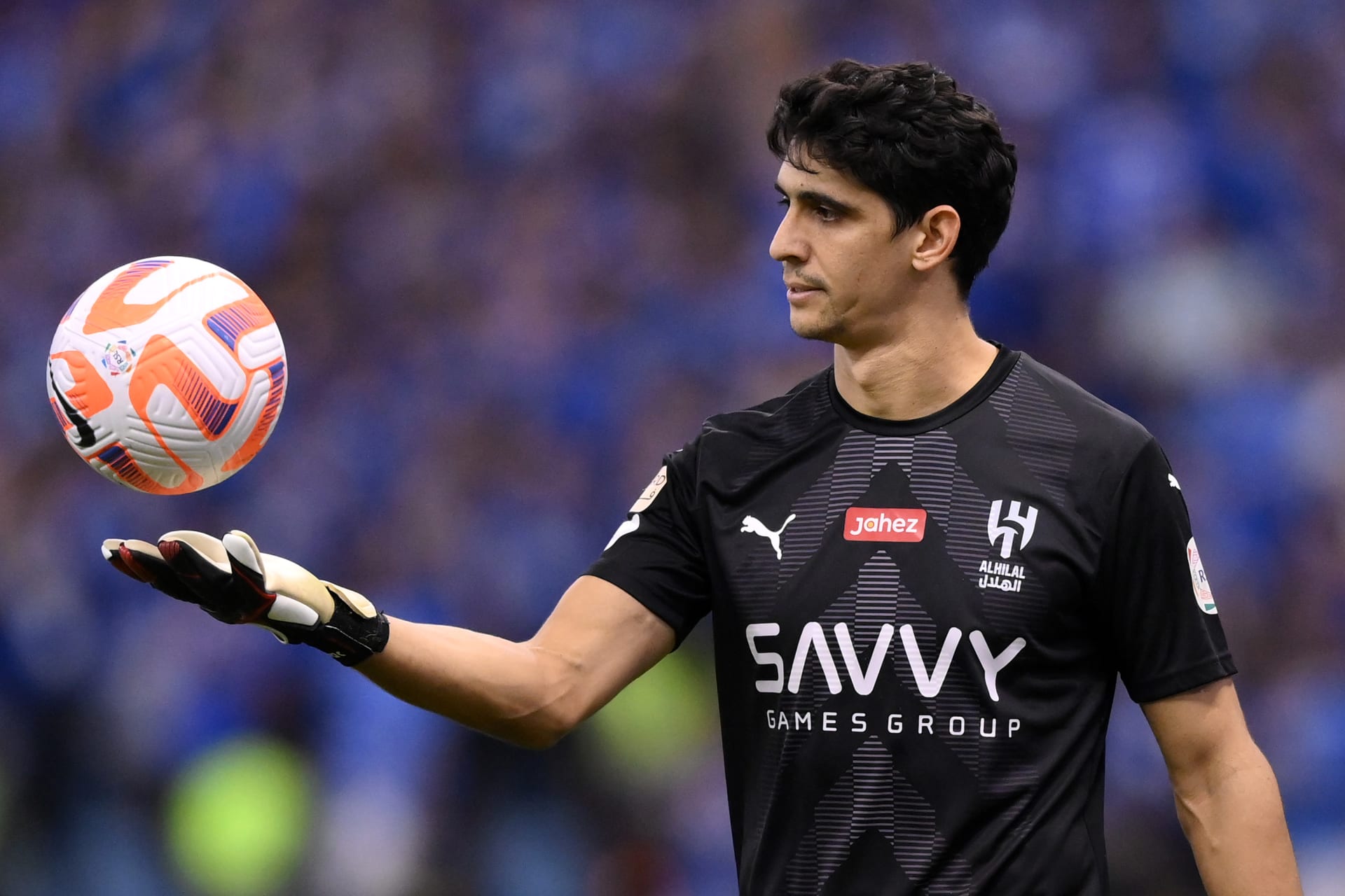 تألق حارس الهلال السعودي ياسين بونو وثناءه على أداء الفريق