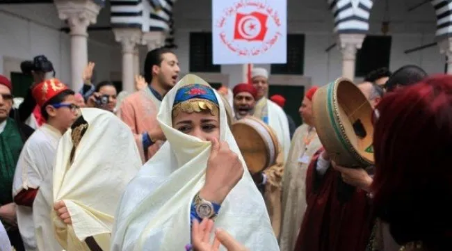 “الخرجة التونسية 13” تعيد للمدينة العتيقة ألق التراث والزيّ التقليدي