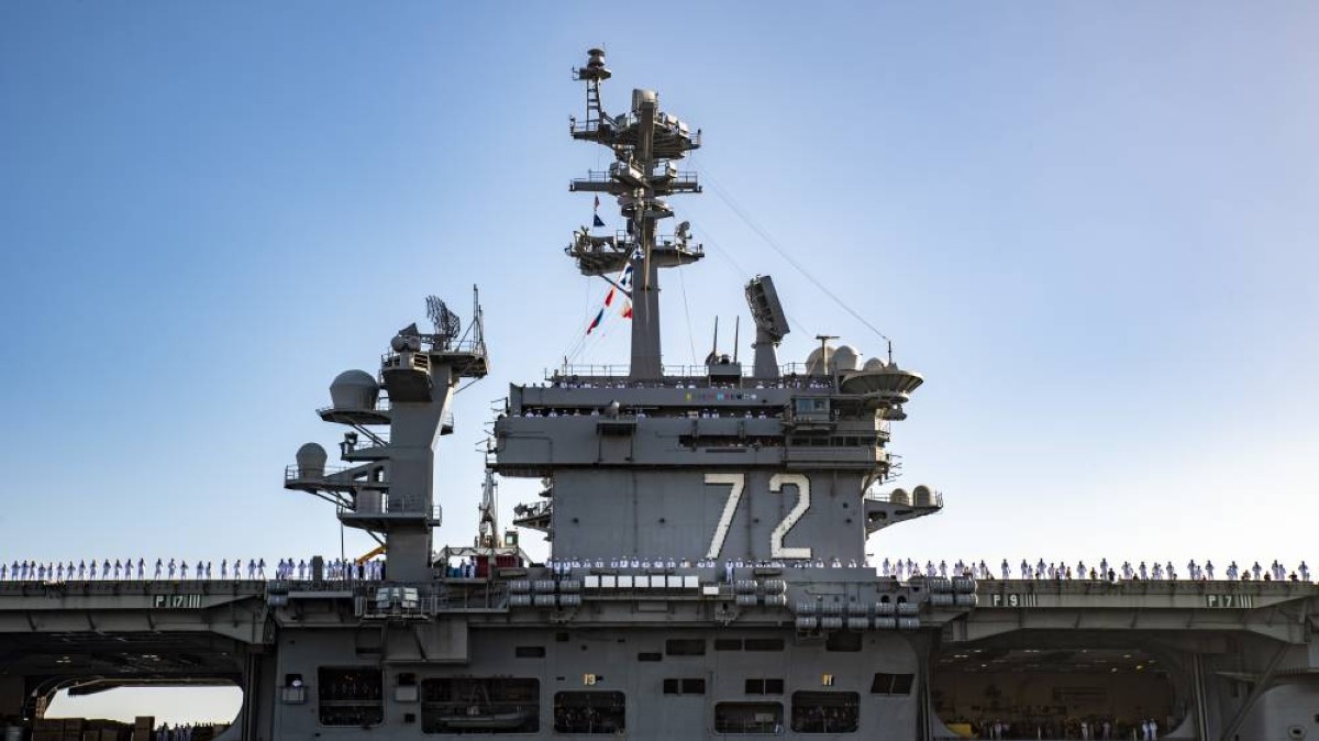 الرقم 72… سرّ الهوية القتالية لحاملة الطائرات الأمريكية
