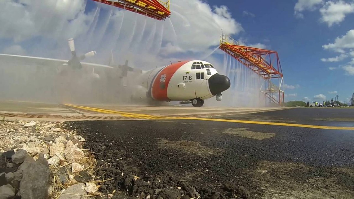 لماذا تُغسل الطائرات باستمرار؟… السر ليس في المظهر بل في الوقود والسلامة