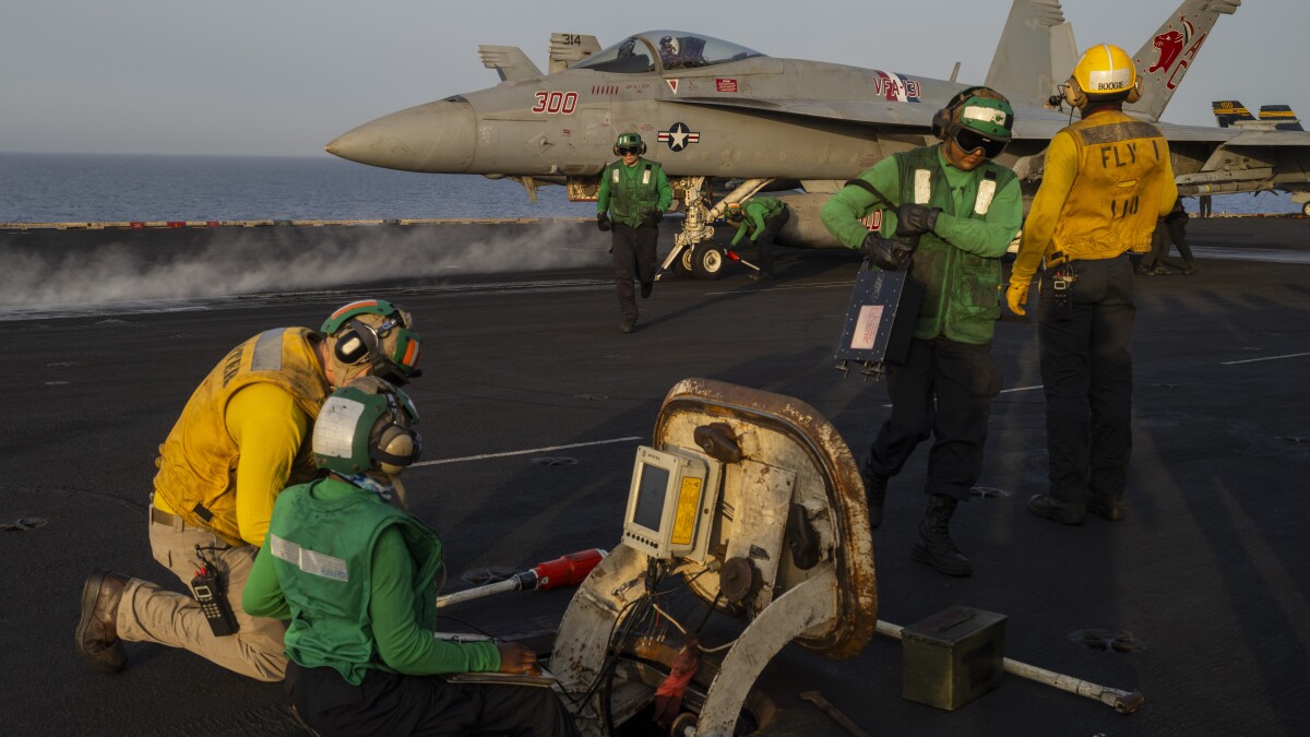 أخطر وظيفة في البحر… حيث يرقص البحارة مع الموت فوق سطح حاملة الطائرات