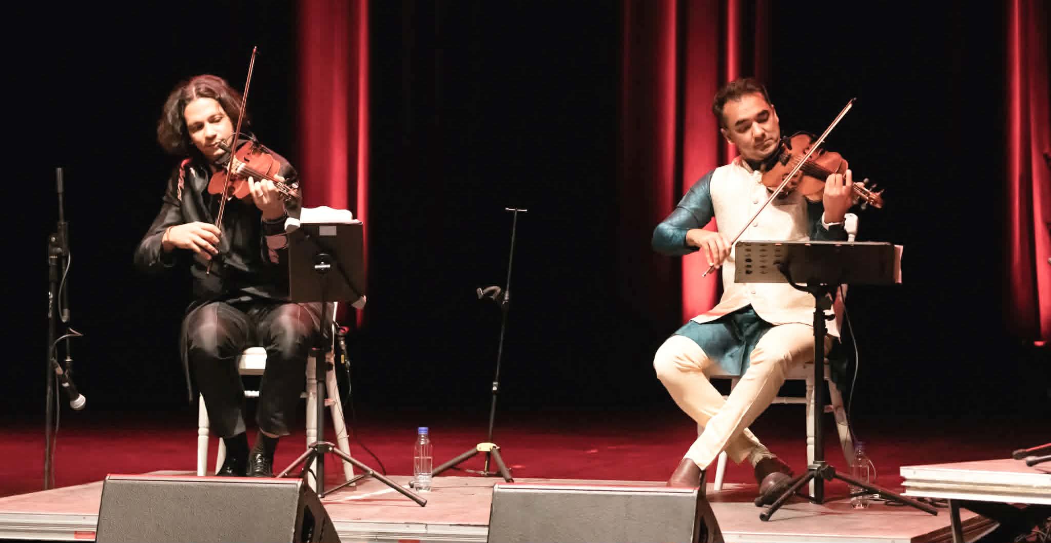 سفيرة الهند بتونس تواكب عرض “لقاء الكمان”: حين تعانقت أوتار الكارناتيك بنبض المقامات العربية في أوبرا تونس: