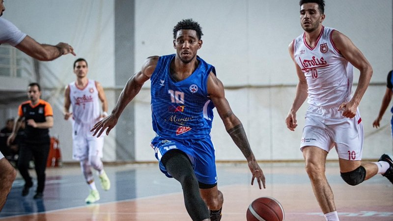 الاتحاد المنستيري يضرب بقوة أمام النجم الساحلي ويقترب من النهائي! 🏀🔥