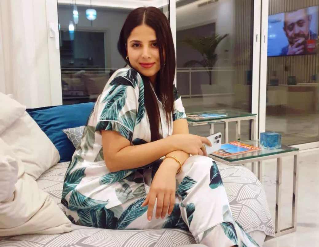 وصال المبروك: جوهرة متعددة المواهب في عالم الإعلام والتمثيل
