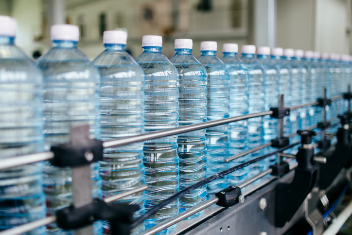 💧 قطاع المياه المعلبة في تونس: 3 مليارات لتر إنتاج سنوي وقرابة 20 ألف موطن شغل