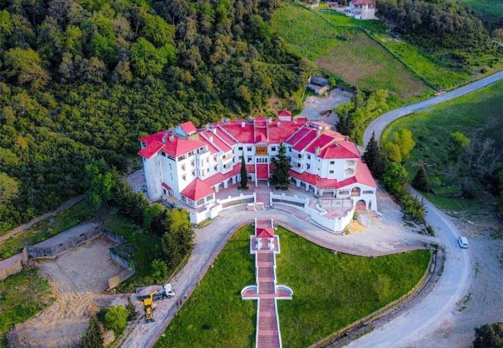 🌲✨ سحر فندق الغابة بعين دراهم... حيث تلتقي راحة الإقامة بسحر الطبيعة!