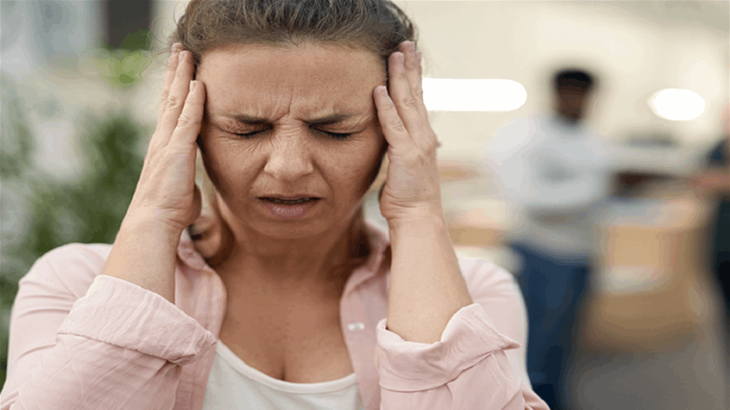 💥 الصداع لا يحتاج دائمًا إلى دواء! تمارين بسيطة وكوب ماء قد تنقذك من الألم