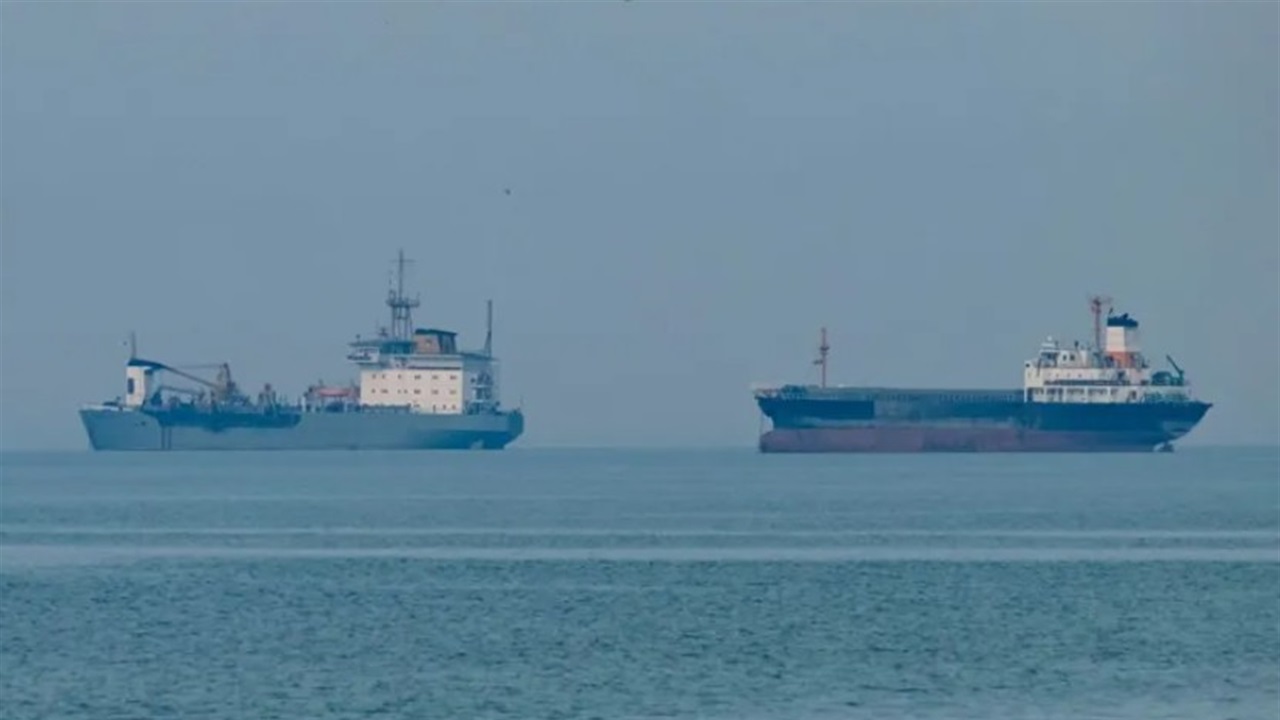 🚢 في تصعيد غير مسبوق... الحوثيون يضربون سفينة "ماجيك سيز" بزورقين وصواريخ ويعلنون: "معرّضة للغرق"!