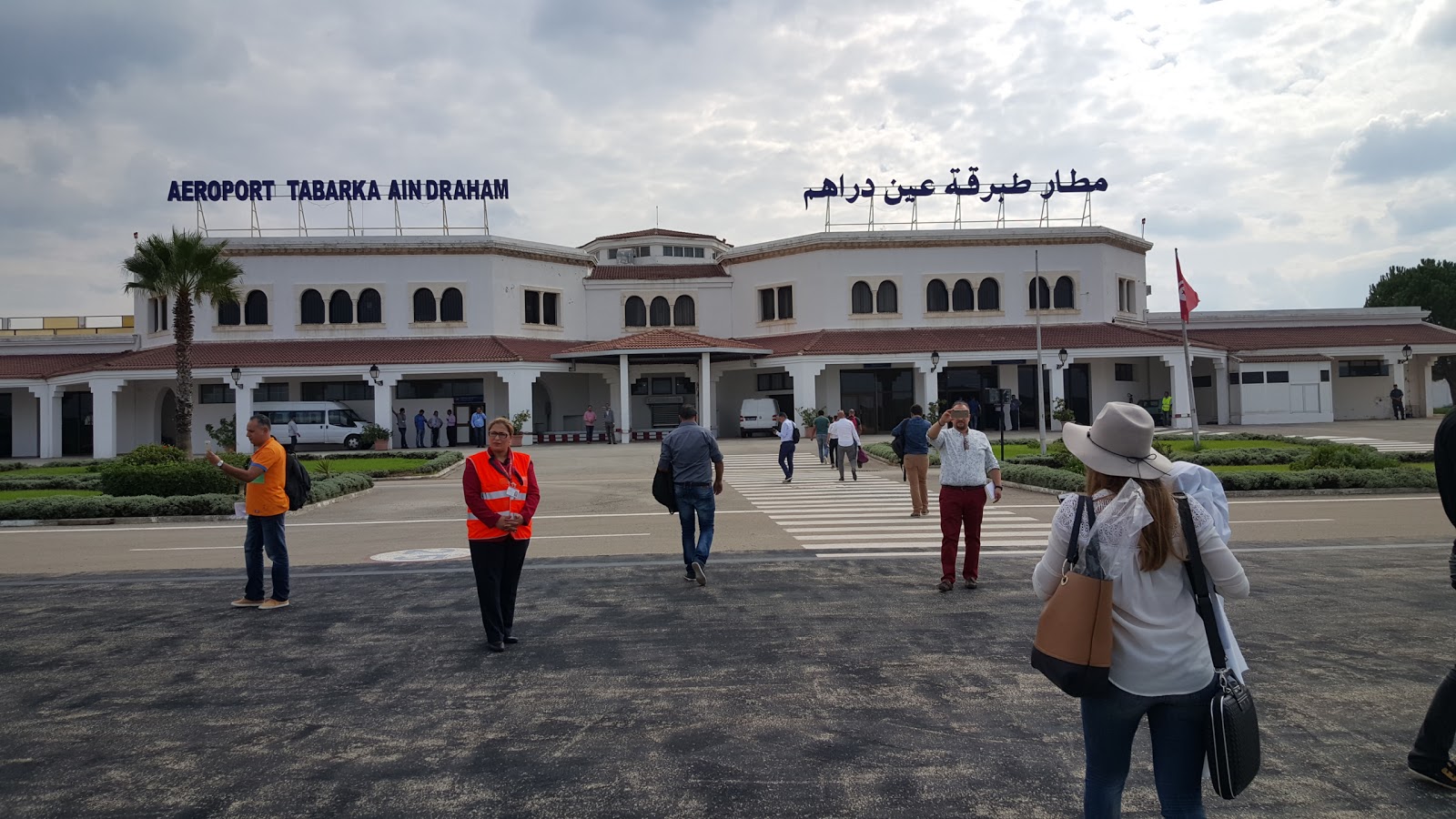 🛬 مطار طبرقة ينبض من جديد: 189 سائحًا من بولونيا يفتتحون بوابة الأمل السياحي!
