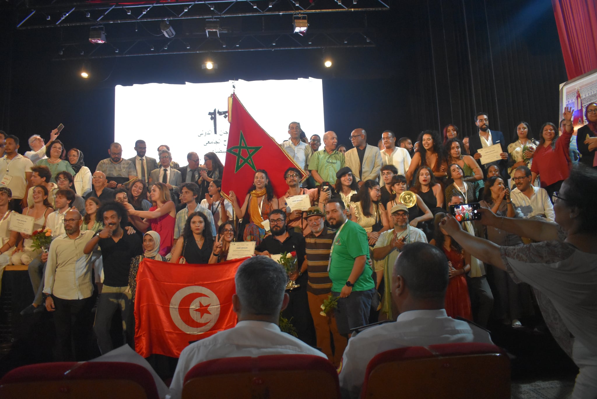المسرح الجامعي التونسي يضيء سماء الدار البيضاء: تتويج مزدوج لمسرحية "إليكِ يا معلمتي"