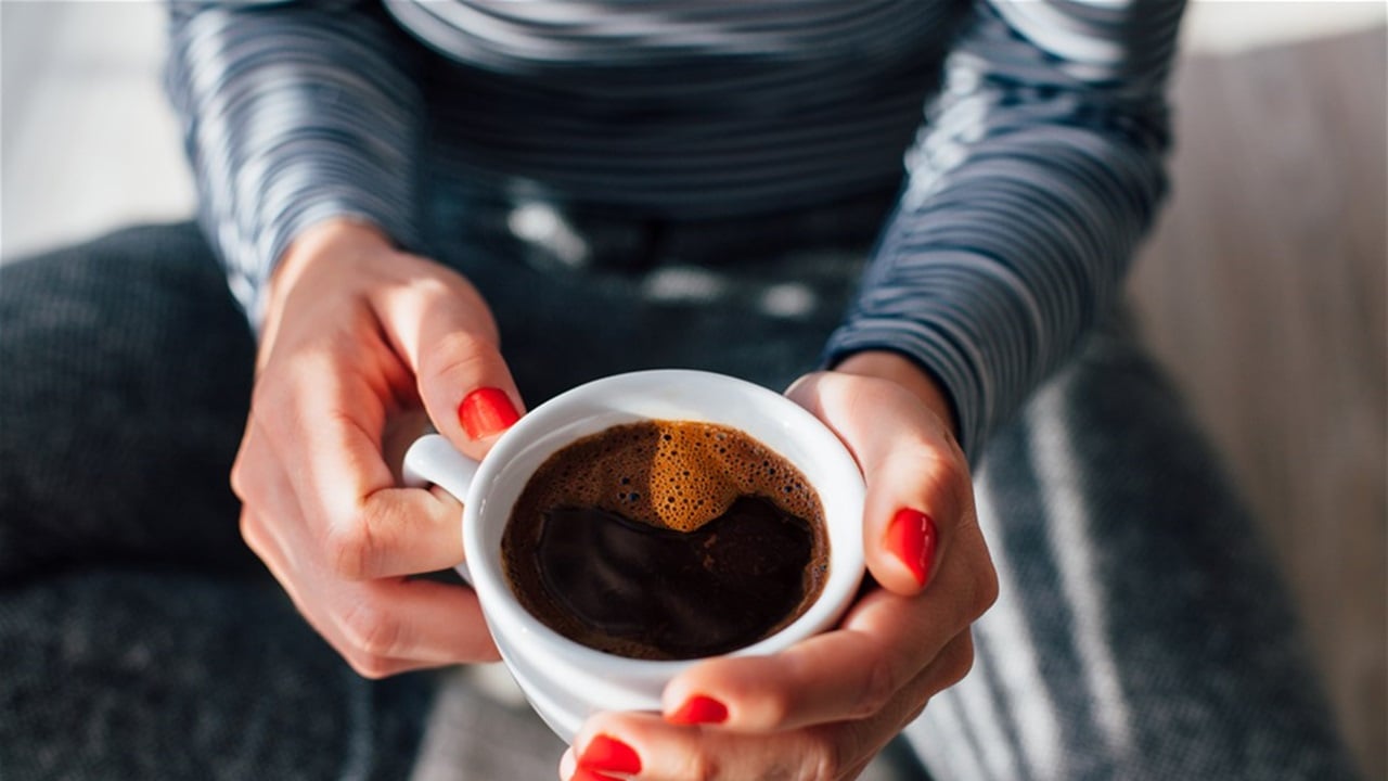 ☕ هل شرب القهوة بعد الظهر يسرق راحة دماغك؟ دراسة كندية تكشف تأثيرًا خفيًا للكافيين على النوم