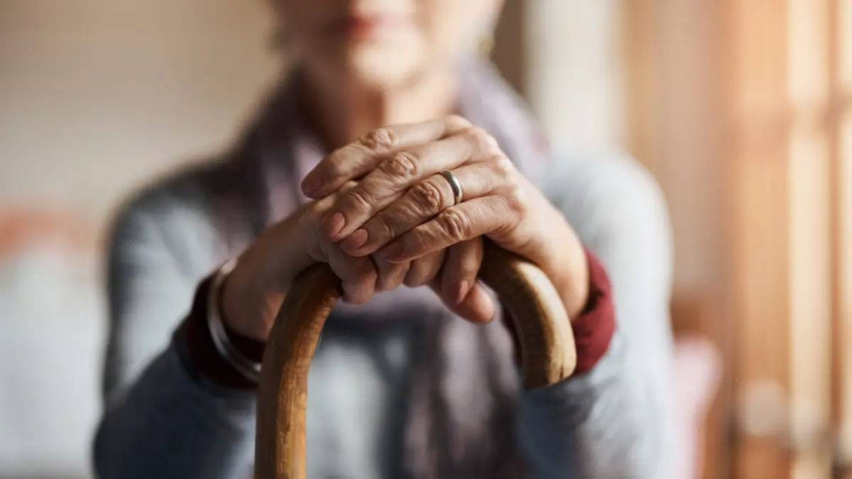 🧬 "الساعة البيولوجية تدق أسرع بعد الخمسين... دراسة تكشف لحظة الانهيار الخفي في أجسادنا!"