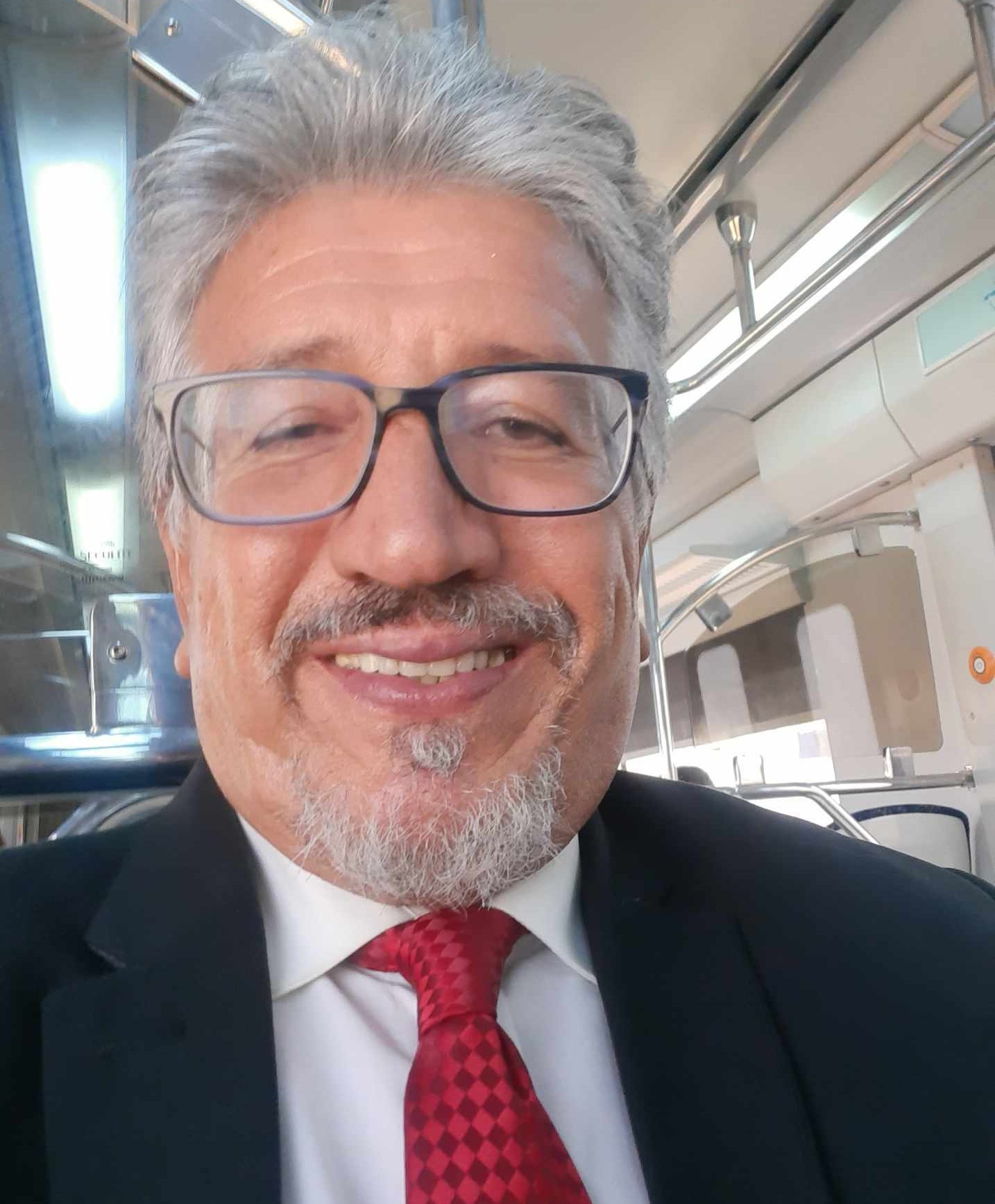 اطلالة انيقة للصحفي المتميز شكري الباصومي