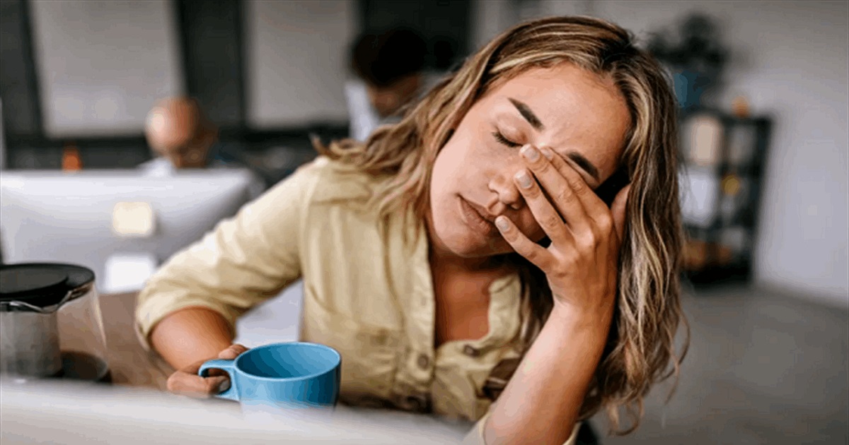 تنام جيدًا ومع ذلك تشعر بالتعب؟ 5 عادات يومية تستنزف طاقتك دون أن تنتبه