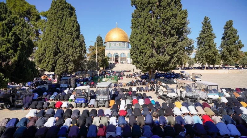 عشرات الآلاف يؤدون صلاة الجمعة في الأقصى وسط قيود مشددة من قوات الاحتلال