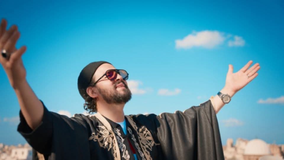 رمزي دغمان يتألق في أداء أغاني فضل شاكر