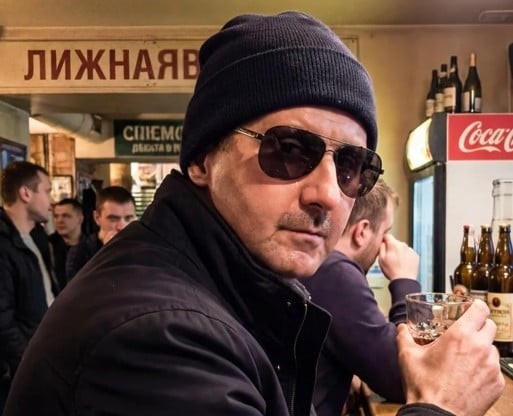 صورة “الأسد في حانة موسكو” تشعل الجدل… والحقيقة تقود إلى صفحة ساخرة