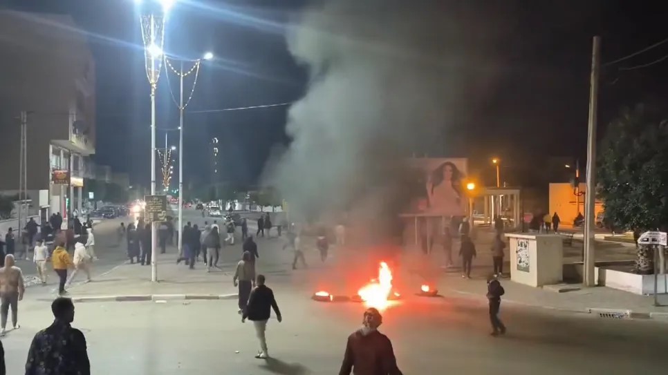 القيروان على صفيح ساخن: ليلة ثانية من المواجهات بعد وفاة شاب خلال مطاردة أمنية