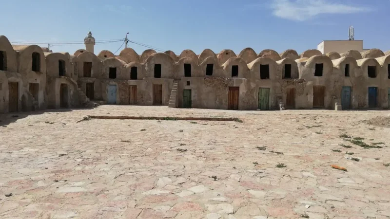 بلدية مدنين تحذر من خطر انهيار القصر السياحي وتدعو لإخلائه فورًا