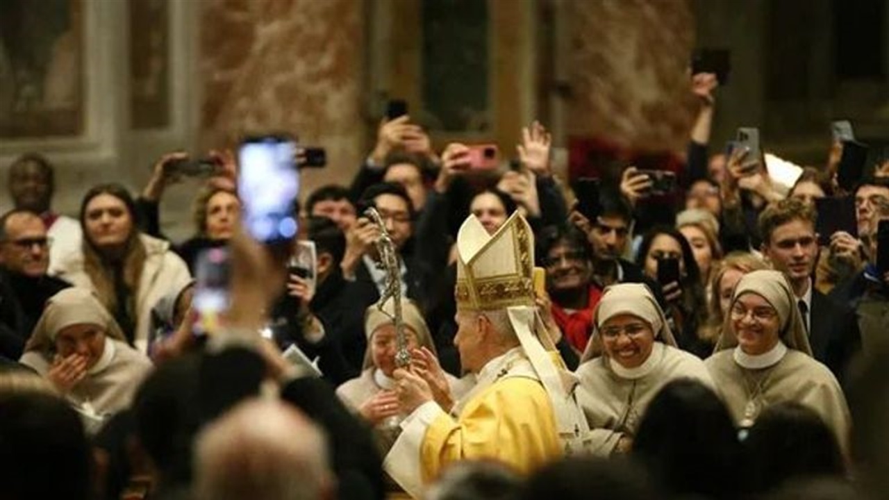 في أول عيد ميلاد له بابويًا… ليو الرابع عشر يرفع صوت الإنسانية من الفاتيكان: لا لاقتصاد يحوّل الإنسان إلى سلعة