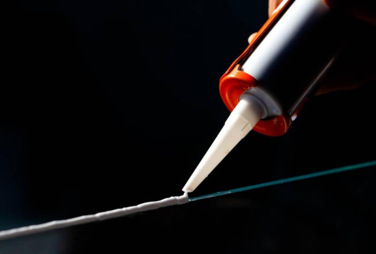 من بقايا المطبخ إلى قوة تجرّ سيارة: لاصق ثوري من زيت الطهي المستعمل يقلب موازين الصناعة